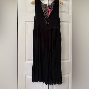 Split NK dress w/animal print lining. Black. size L.